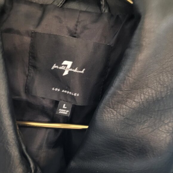 7 For All Mankind Black Faux Leather Side Zip Cropped Moto Jacket Size Large - Picture 2 of 5